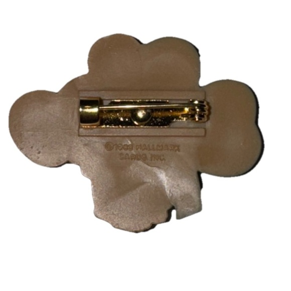 Vintage Hallmark St Patrick's Day Lapel Pin Mouse with Shamrock 1983 - Picture 3 of 3